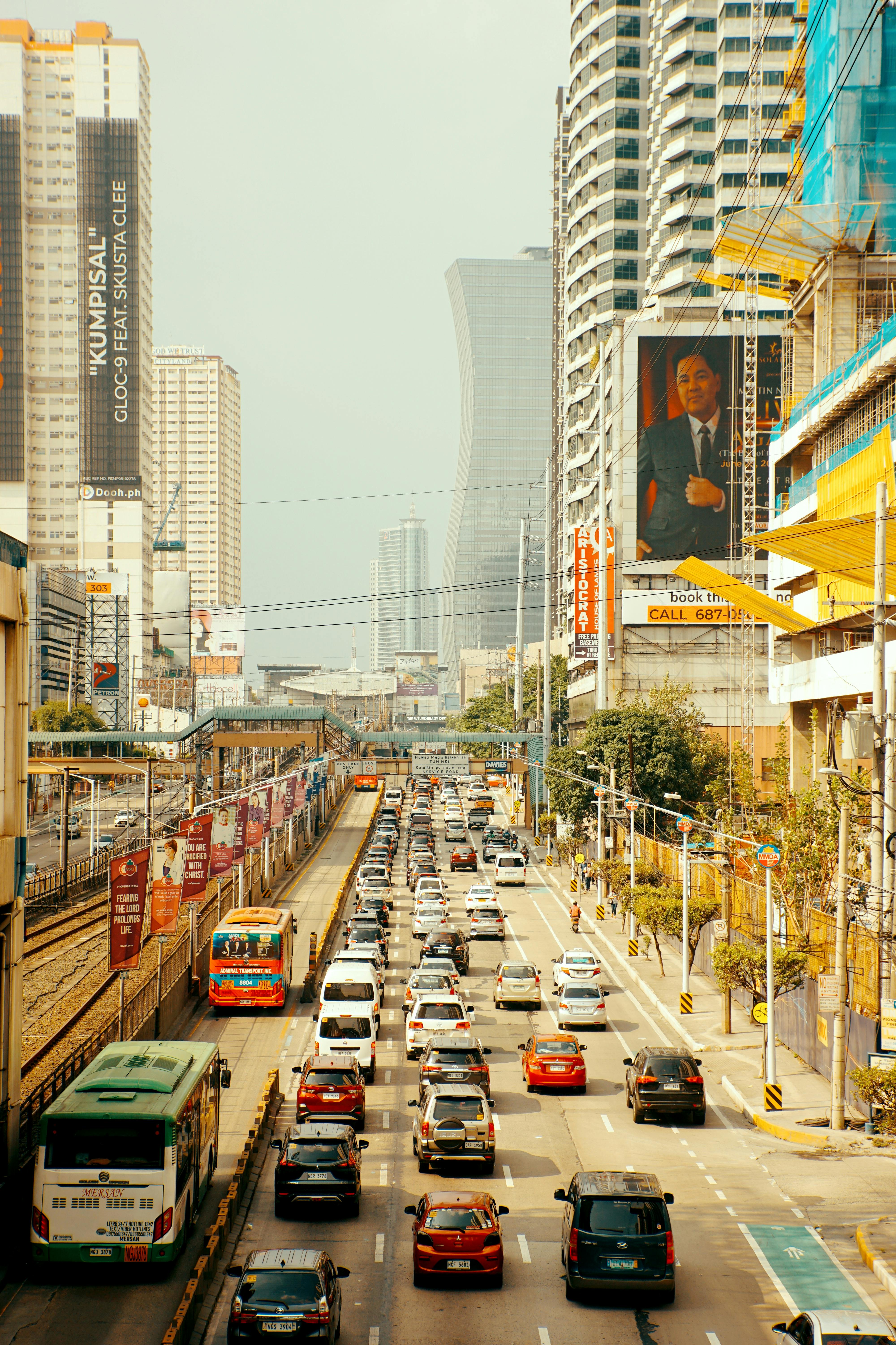 Makati Avenue at night